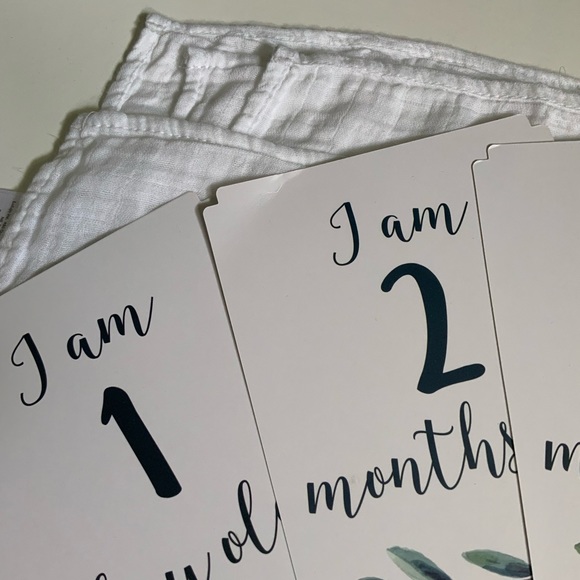 Lulujo Baby's First Year Blanket & Cards Set - Picture 4 of 7